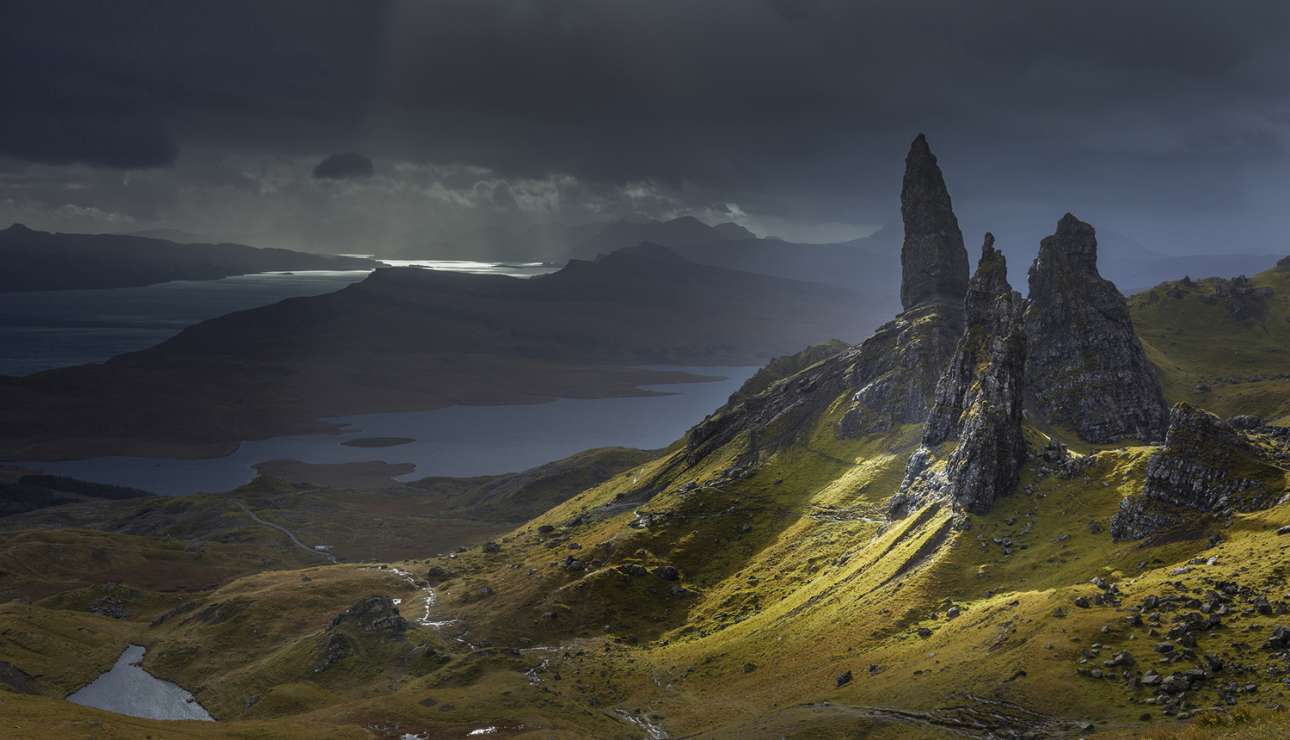 Φωτίζοντας το Old Man/ «Ηταν μια σκοτεινή φθινοπωρινή ημέρα και μία φευγαλέα ακτίνα φωτός αποκάλυψε τον λόφο Old Man of Storr και άλλες κορυφές στην Νήσο Σκάι στη Σκωτία»