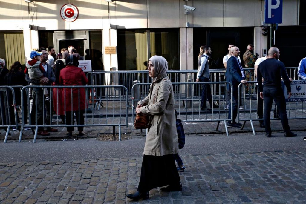 Μια γυναίκα με μαντίλα περνάει έξω από το τουρκικό προξενείο στις Βρυξέλλες (Alexandros Michailidis / SOOC)