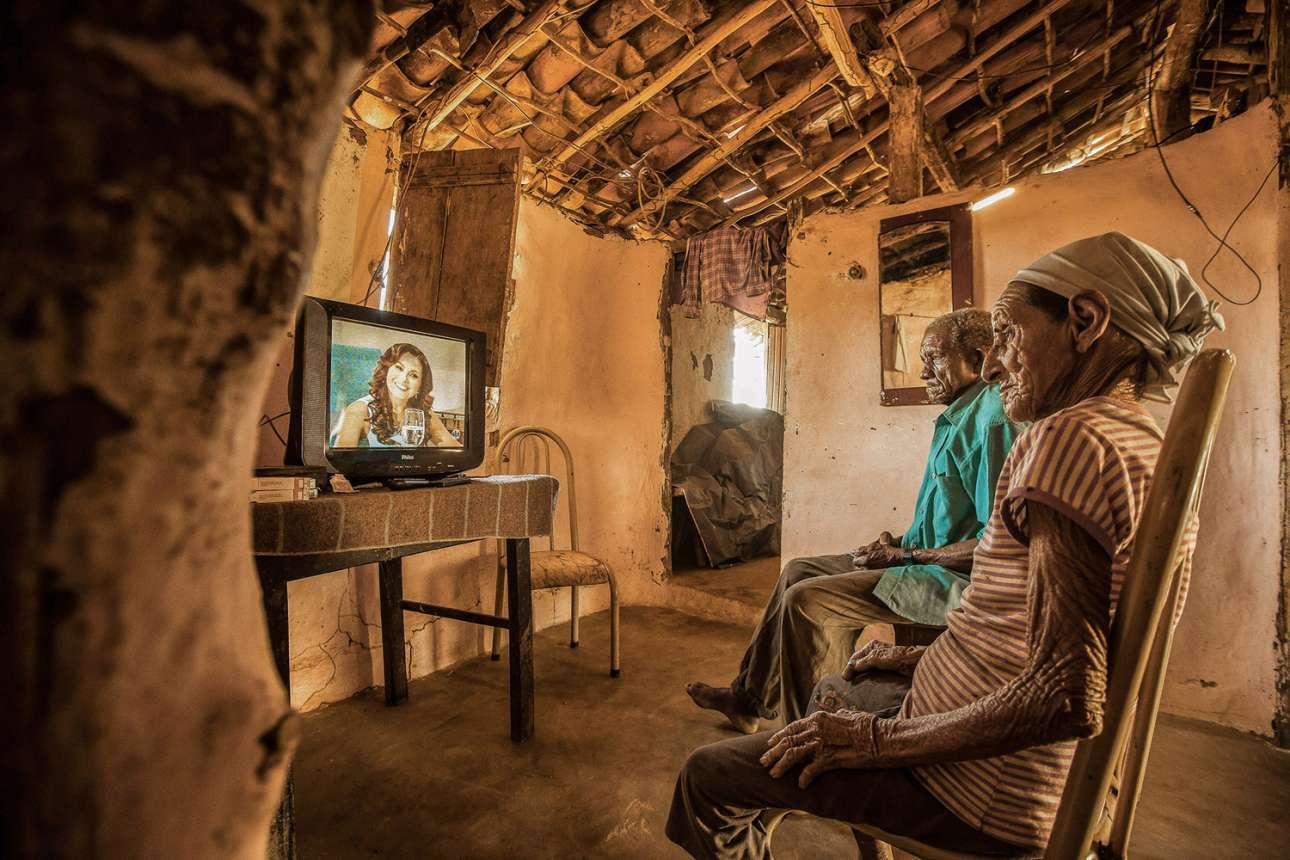 Τηλεόραση - Σχολείο/ «Ενα ζευγάρι παρακολουθεί στην τηλεόραση ένα πρόγραμμα που διδάσκει γραφή και ανάγνωση. Η συγκεκριμένη φωτογραφία είναι μέρος από μία σειρά εικόνων με θέμα την επίδραση που έχουν τα μίντια στις ζωές των ανθρώπων που ζουν στις αγροτικές περιοχές της Βραζιλίας»
