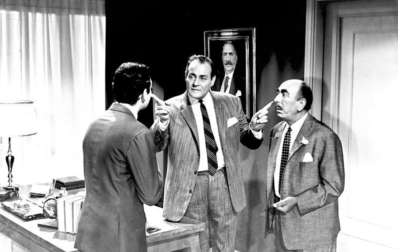 Οι αφελείς και οι Μαυρογιαλούροι…