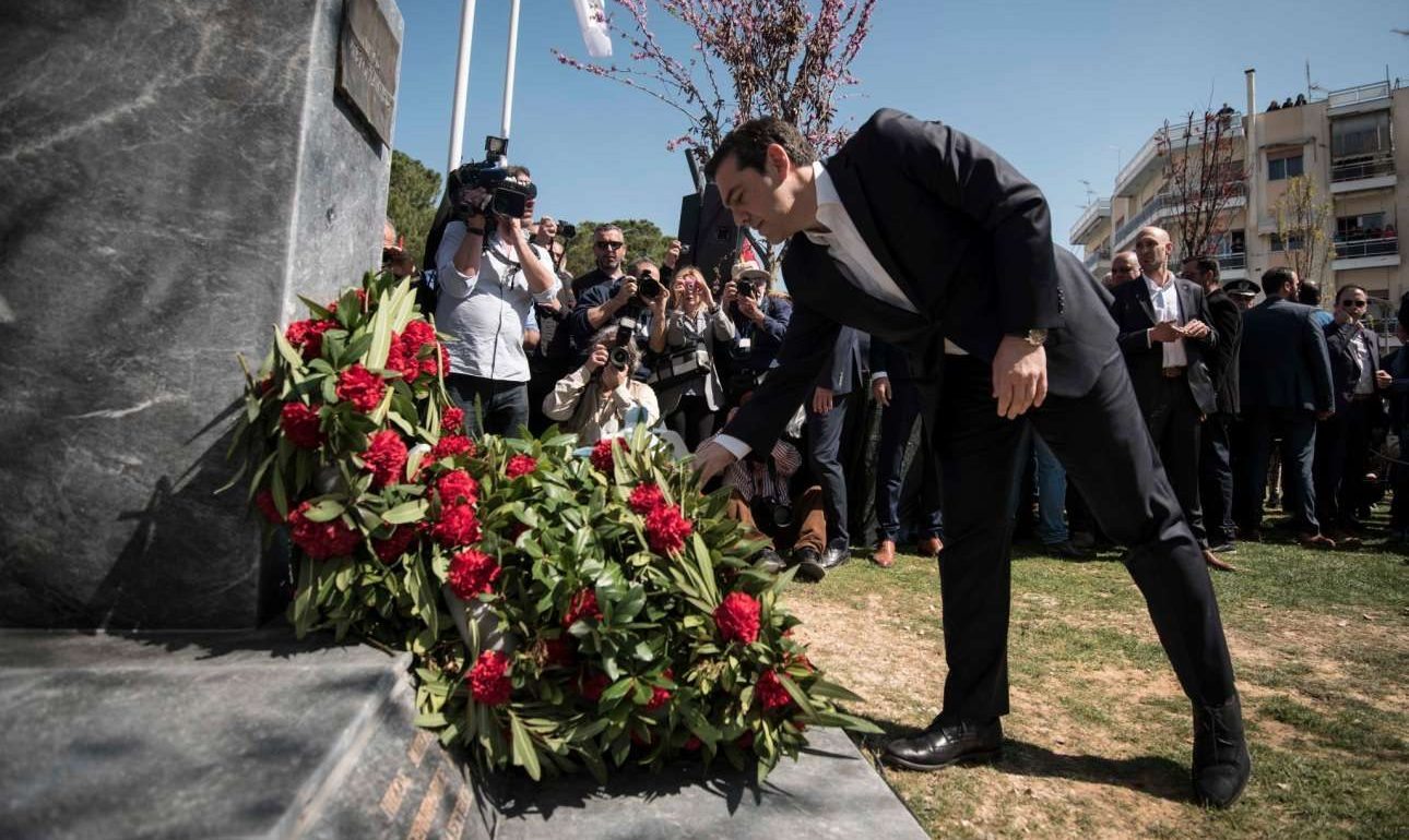 Διαμάχη Τσίπρα – Κουτσούμπα για το… γαρύφαλλο του Μπελογιάννη