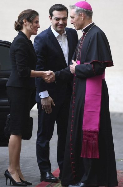 Το ζεύγος Τσίπρα προσέρχεται στο Βατικανό