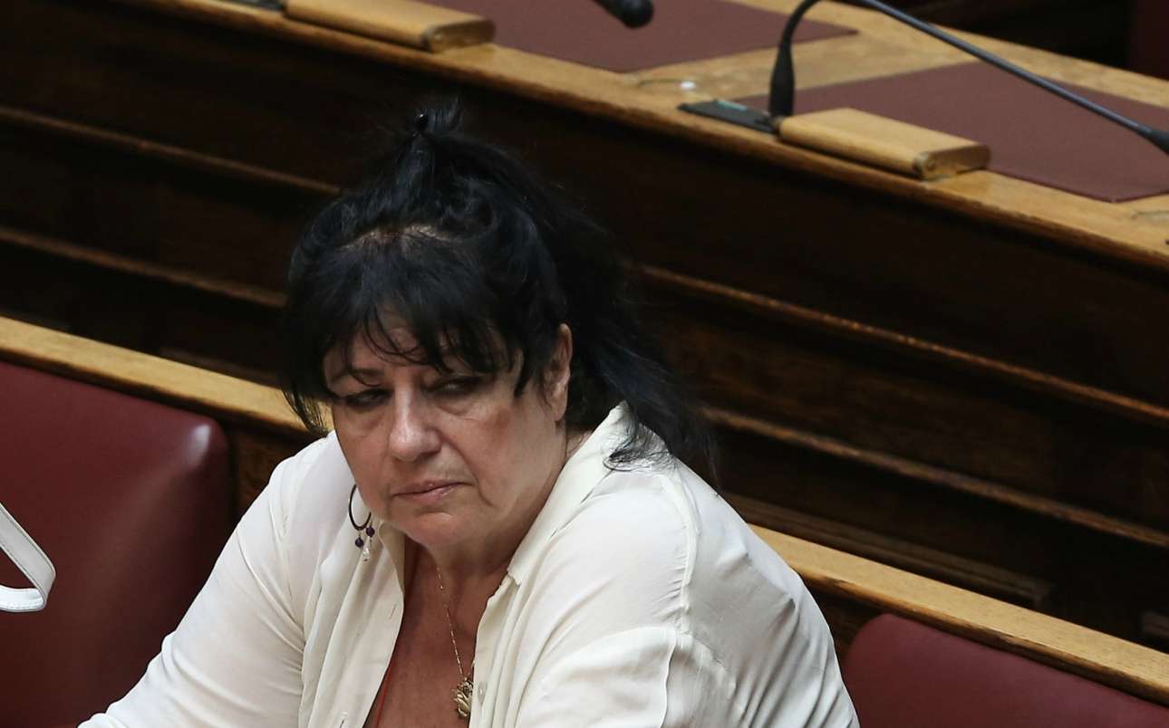 Τα δάκρυα της Αννας Βαγενά στη Βουλή στη συζήτηση για την αποτέφρωση