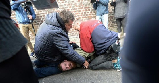 Φωτογράφος συνελήφθη με βίαιο τρόπο στο εκλογικό κέντρο της Λεπέν [βίντεο]