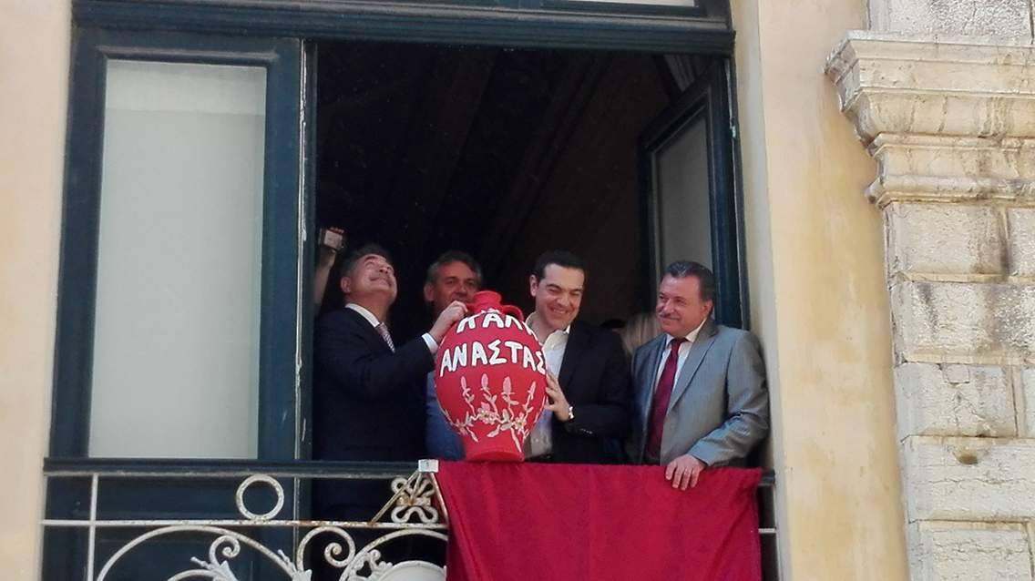 Ο Τσίπρας έσπασε «μπότη» στην Κέρκυρα με… Σόιμπλε και Ιθάκες