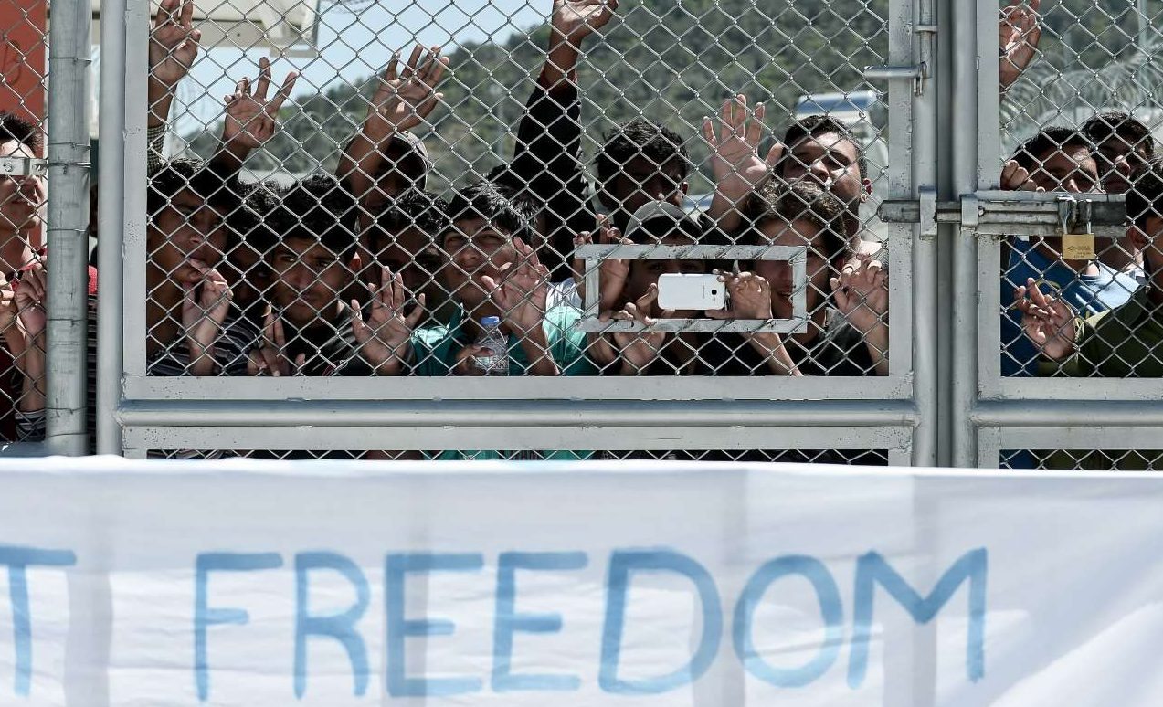 Εξαντλημένοι σύροι πρόσφυγες κάνουν απεργία πείνας στη Μόρια