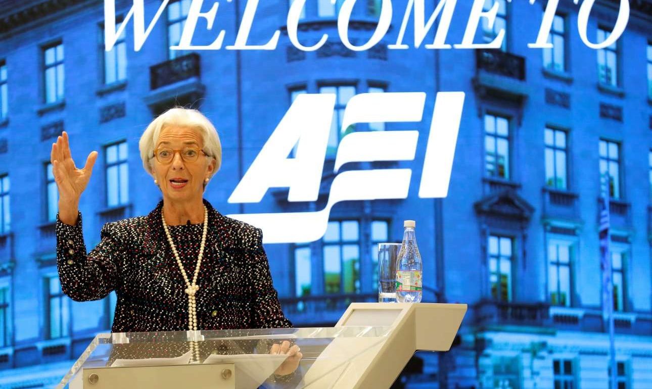 Η Λαγκάρντ εξηγεί γιατί διαφωνεί με τον Σόιμπλε για το χρέος