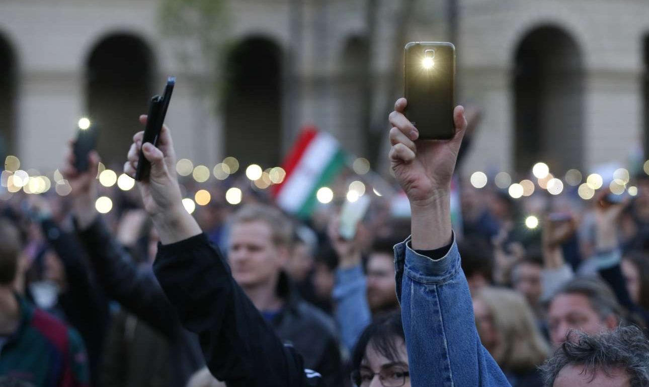 Στους δρόμους οι Ούγγροι για το κλείσιμο του πανεπιστημίου του Σόρος