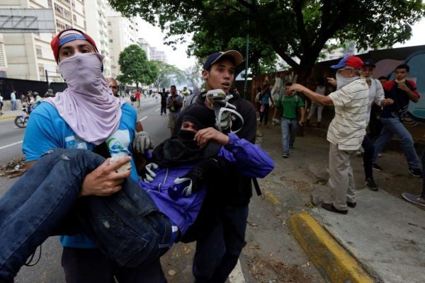 2017-04-20T221043Z_1152223347_RC1D2FDDB820_RTRMADP_3_VENEZUELA-POLITICS-PROTESTS