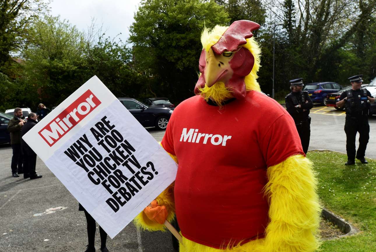 117.000 Βρετανοί έχουν υπογράψει για να δουν τη Μέι σε ντιμπέιτ