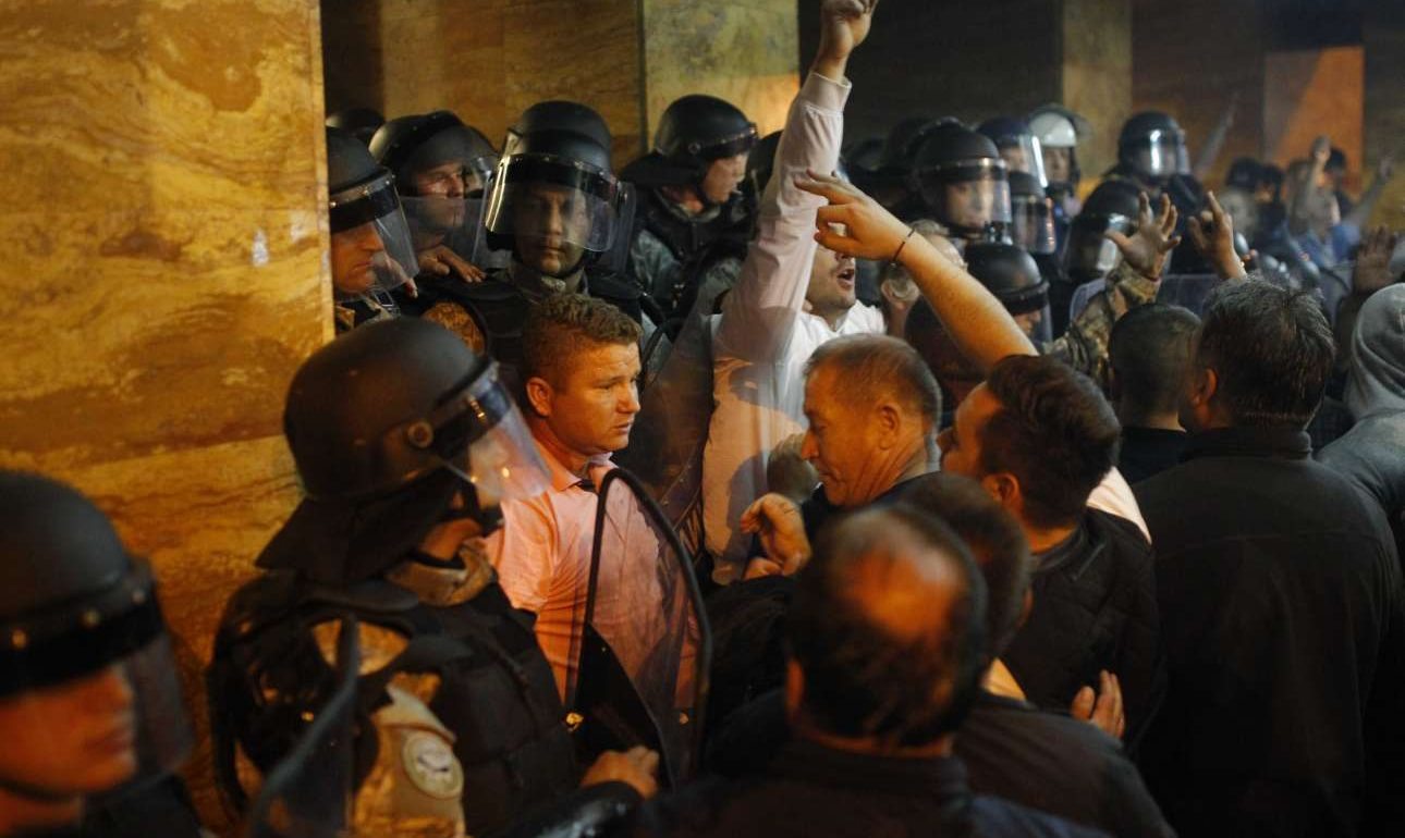 Ανησυχεί η Αθήνα για τη «βαθιά κρίση» στα Σκόπια