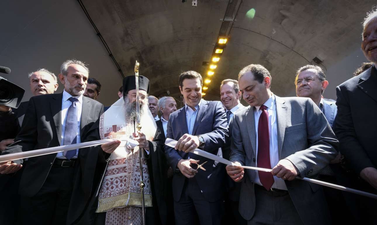 Πυρά από την αντιπολίτευση κατά Τσίπρα για τους αυτοκινητοδρόμους