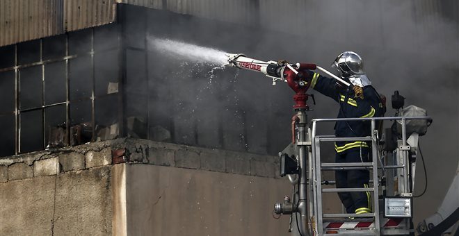 Φωτιά ξέσπασε σε επιχείρηση ζωοτροφών κοντά στη Φιλιππιάδα