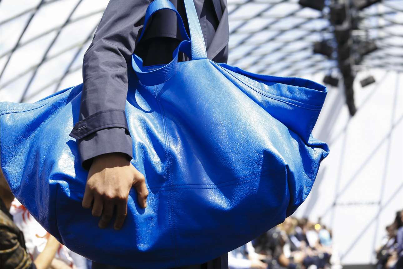 Εσείς θα δίνατε 2.000 ευρώ για την μπλε τσάντα ΙΚΕΑ;