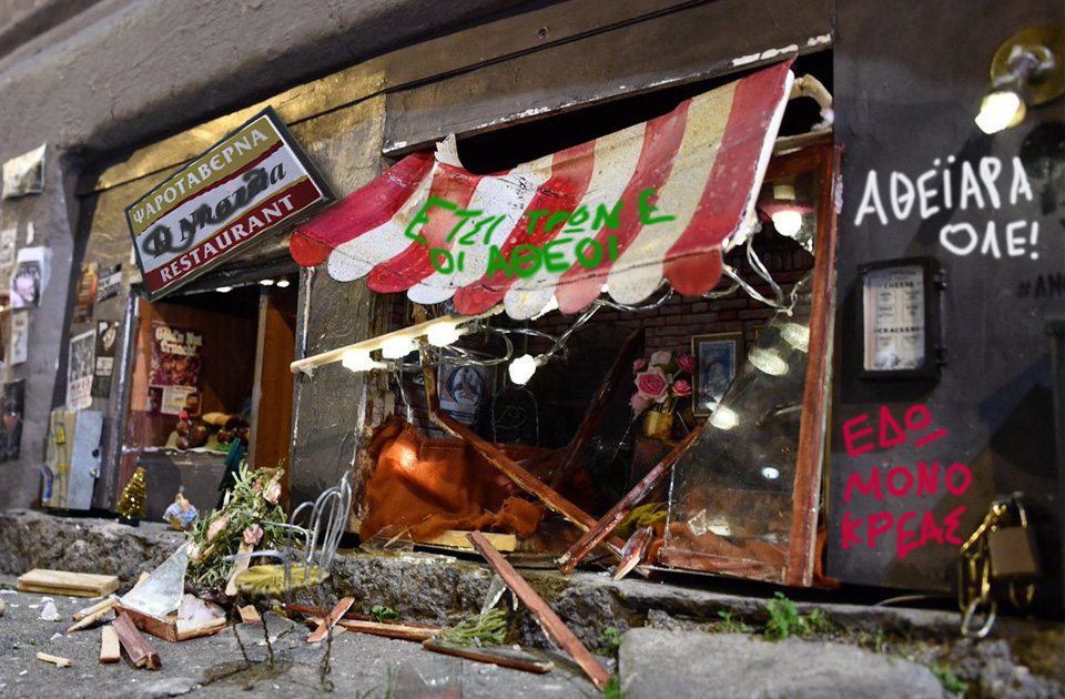 Γυαλιά – καρφιά έκανε εστιατόριο με νηστίσιμα η ομάδα δράσης «Αθεΐστας»