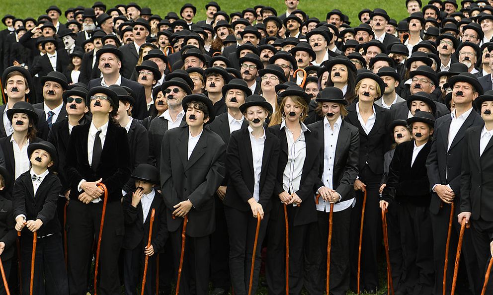 Ντύθηκαν «Σαρλό» για να τιμήσουν τον Τσάρλι Τσάπλιν