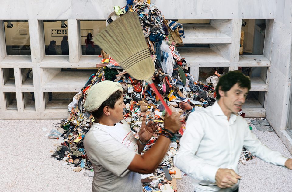 Ατεχνη καθαρίστρια επιτίθεται στον καλλιτέχνη του «Σωρού Σκουπιδιών» της Documenta!