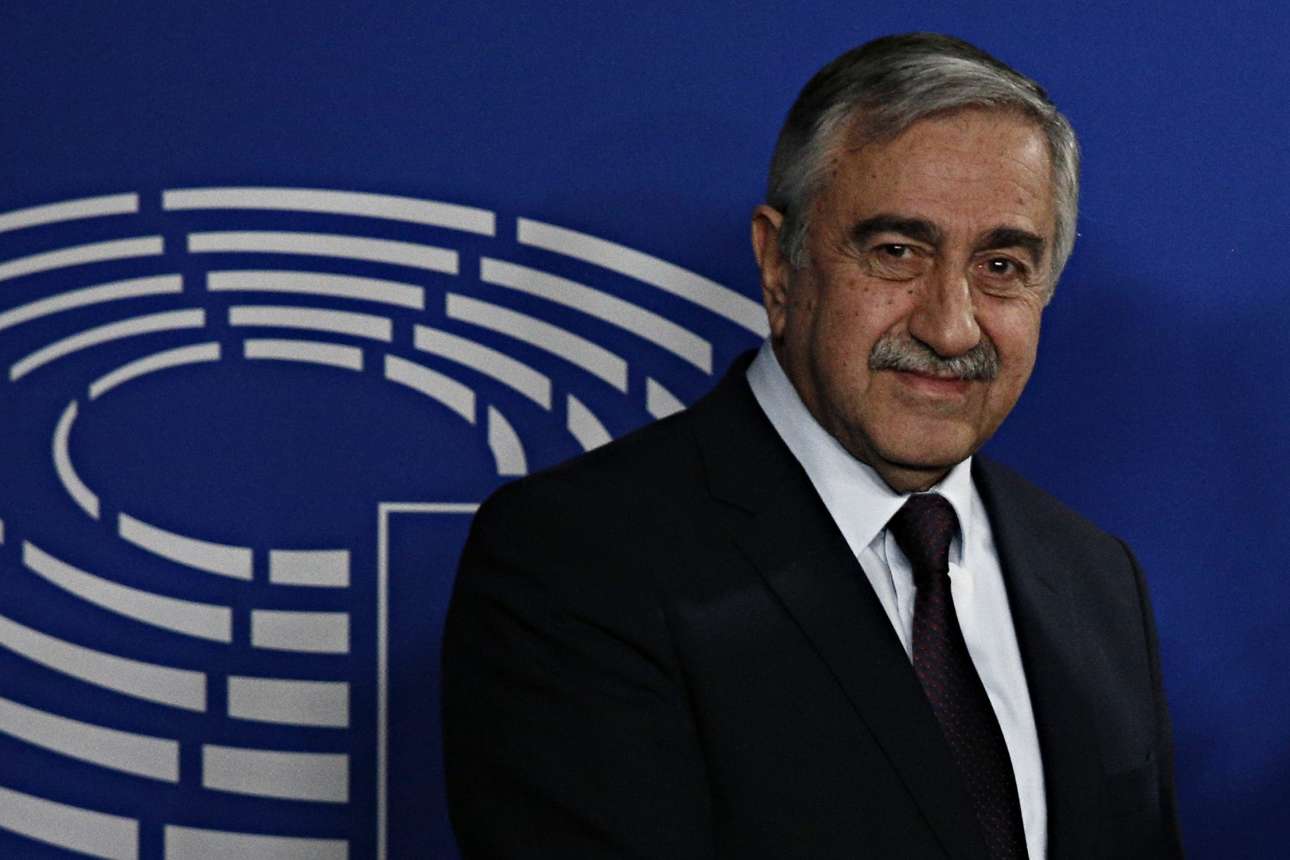 Καθυστέρηση στις συζητήσεις για το Κυπριακό λόγω εξάρθρωσης ωμοπλάτης της συζύγου του Ακιντζί