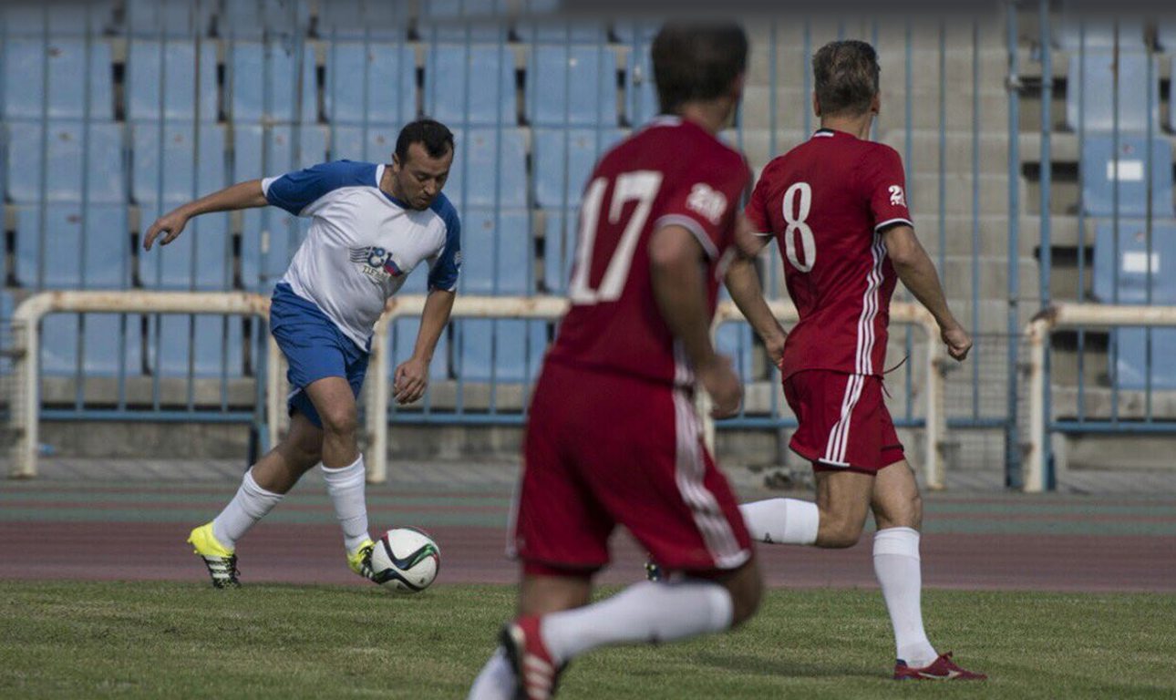 Νίκος Παππάς, πετώντας την μπάλα στο Διάστημα