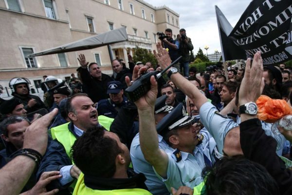 Ενστολοι συγκρούονται με αστυνομικούς έξω από τη Βουλή (Nikos Libertas / SOOC)
