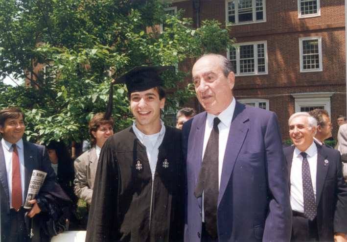 Με τον γιο του και σημερινό πρόεδρο της ΝΔ Κυριάκο Μητσοτάκη κατά την αποφοίτησή του από το Χάρβαρντ