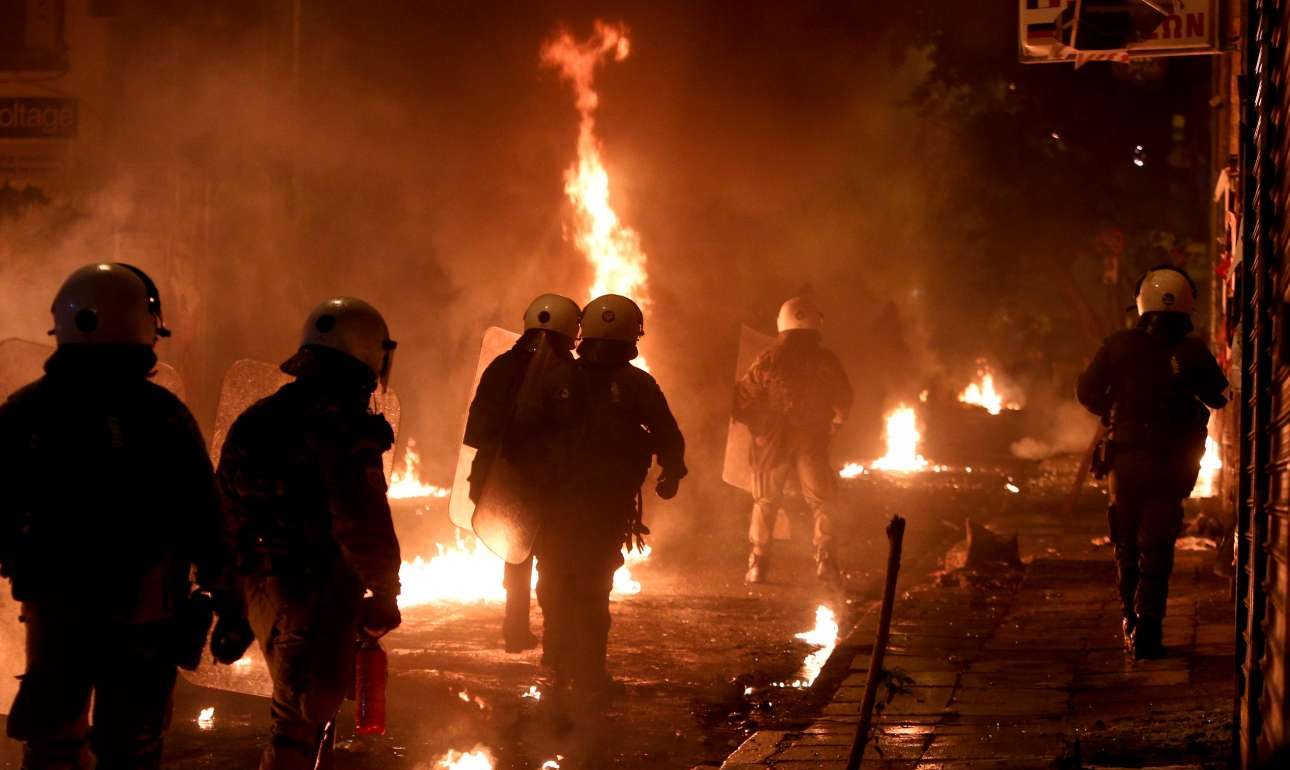 Συλλήψεις, μολότοφ και ένταση στα Εξάρχεια