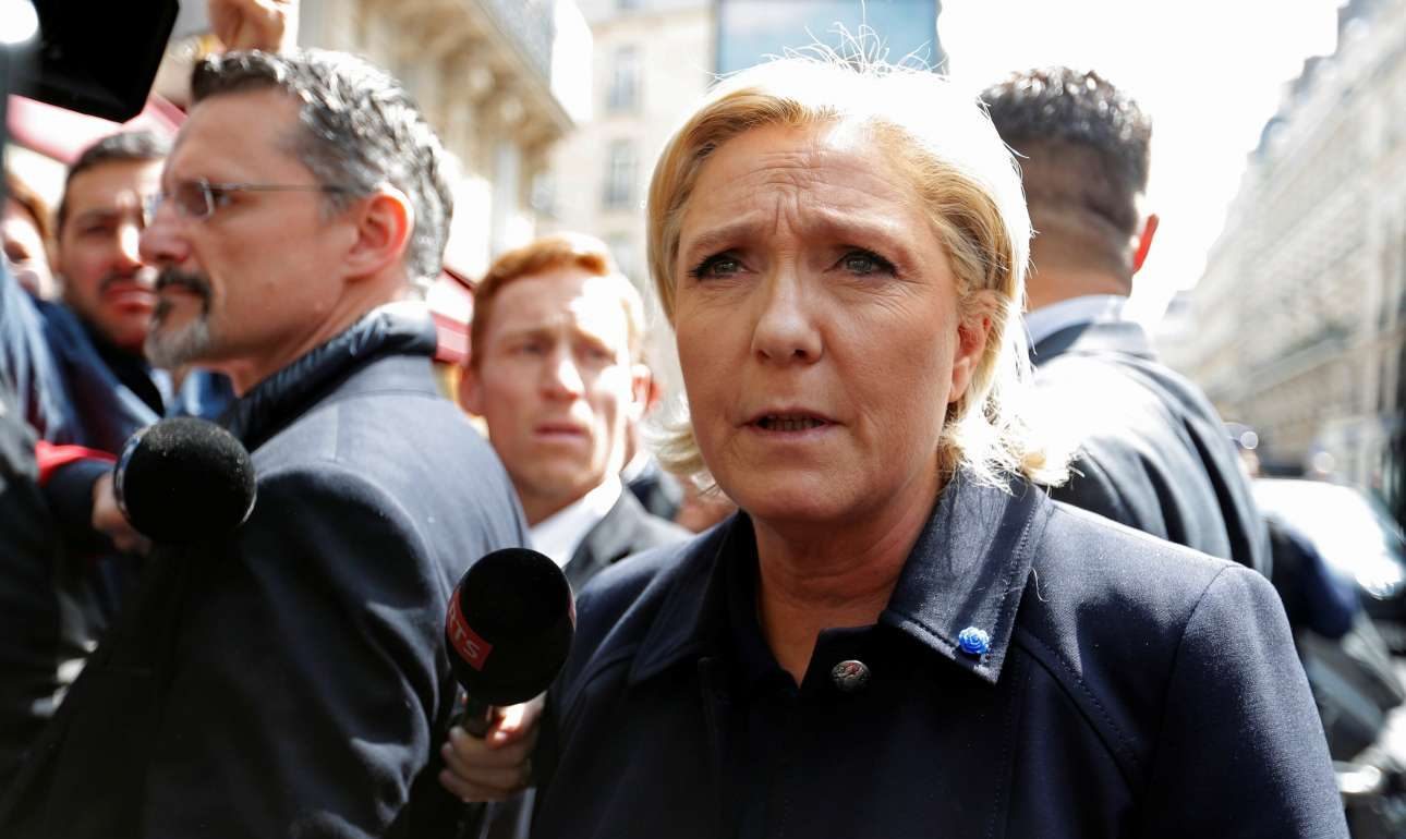 Η Λεπέν ξεπατικώνει τον Φιγιόν κλείνοντας το μάτι στις ψήφους του