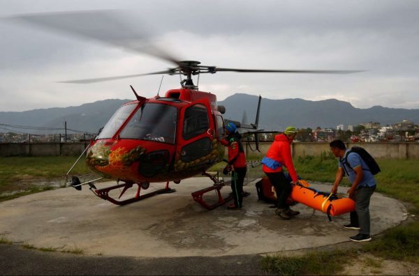 Η σορός του Ούλι Στεκ ενώ μεταφέρεται από το ελικόπτερο (REUTERS/Navesh Chitrakar)