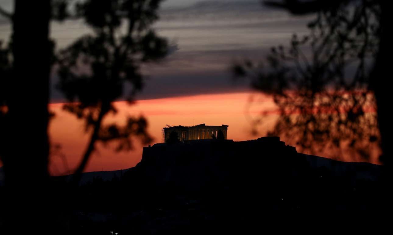 Ανάπτυξη στο 2% (έναντι 2,7%) βλέπει για το 2017 η Κομισιόν
