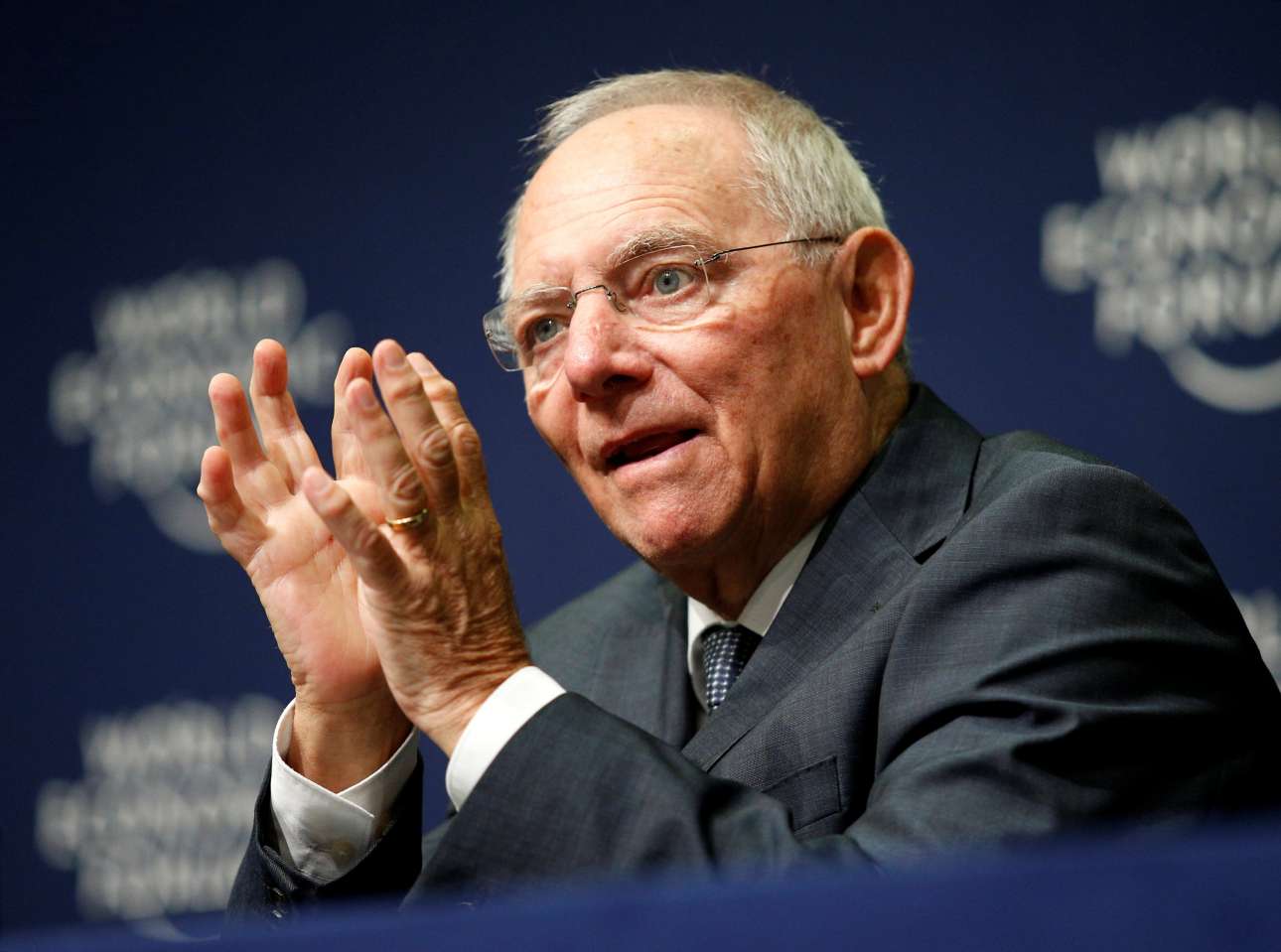 Σόιμπλε: «Η Ελλάδα βελτιώνεται επειδή αποφάσισε να παραμείνει στο ευρώ»