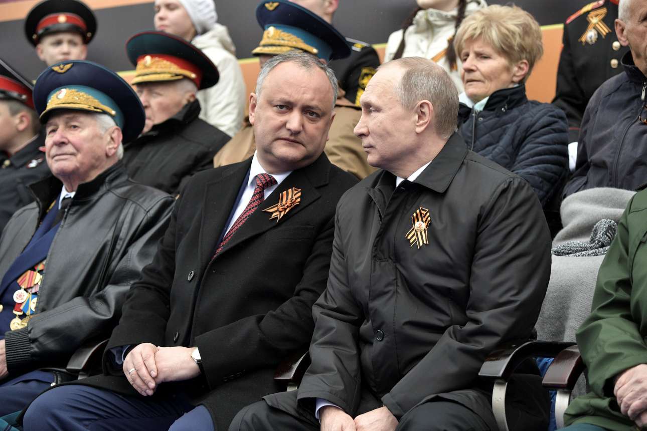 Ο Βλαντίμιρ Πούτιν μαζί με τον μολδαβό πρόεδρο Ιγκόρ Ντόντον