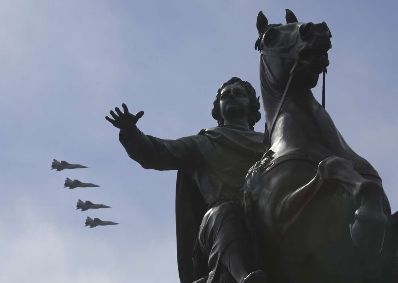 Τα πολεμικά αεροσκάφη πετούν πάνω από το άγαλμα του Πέτρου Α' της Ρωσίας