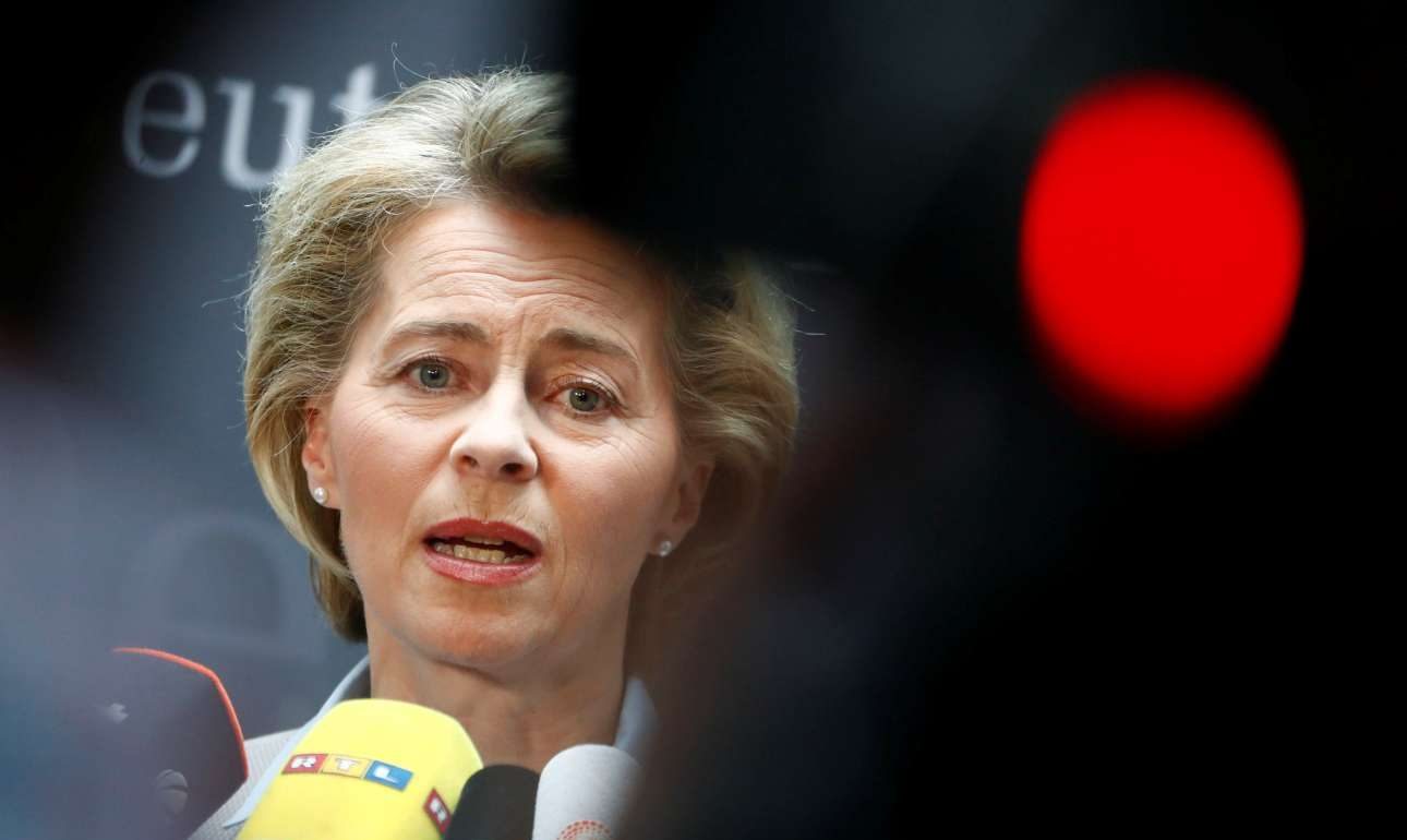 Γερμανία: «Καίει» την υπουργό Αμυνας το σκάνδαλο με τους ναζί στον στρατό