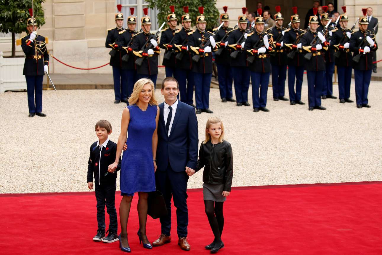У президента франции макрона есть дети. Брижит Макрон и Эммануэль дети. Лоранс Озьер. Брижит Макрон дети. Брижит Макрон внуки.