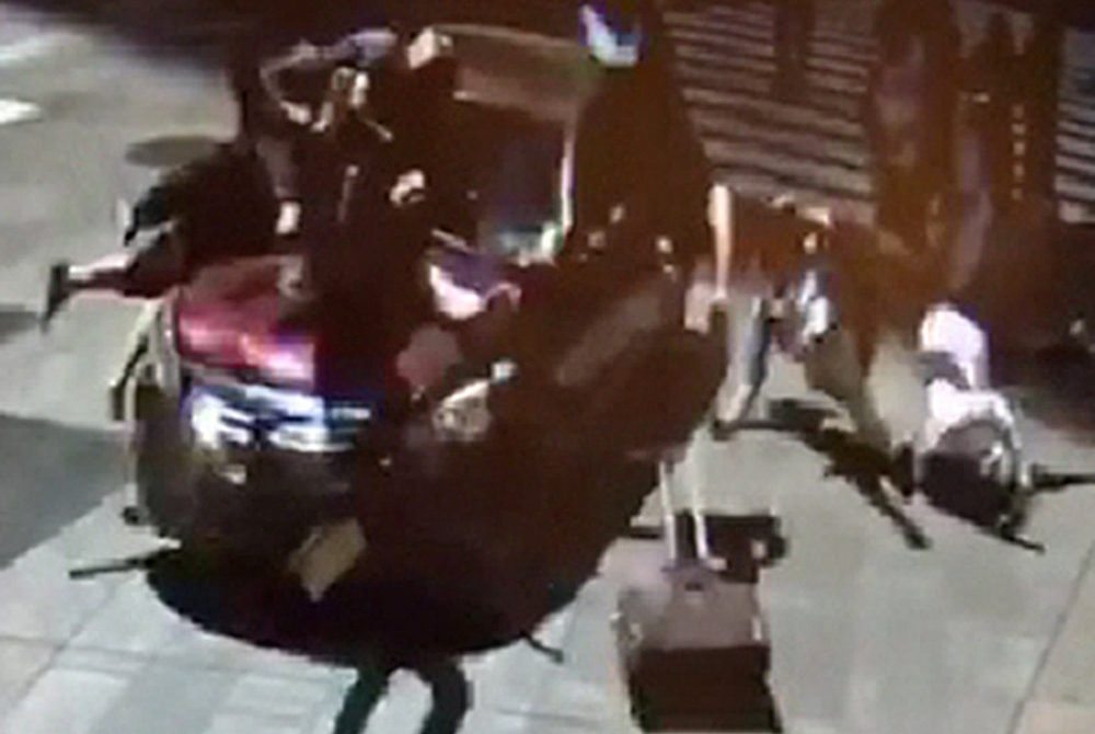 Η στιγμή που το αυτοκίνητο σαρώνει τους πεζούς στην Τάιμς Σκουέαρ