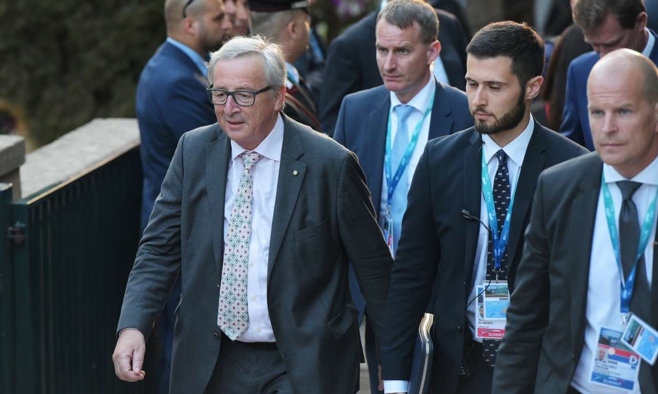 Γιούνκερ: «Τιμώ το θάρρος και την αξιοπρέπεια των Ελλήνων»