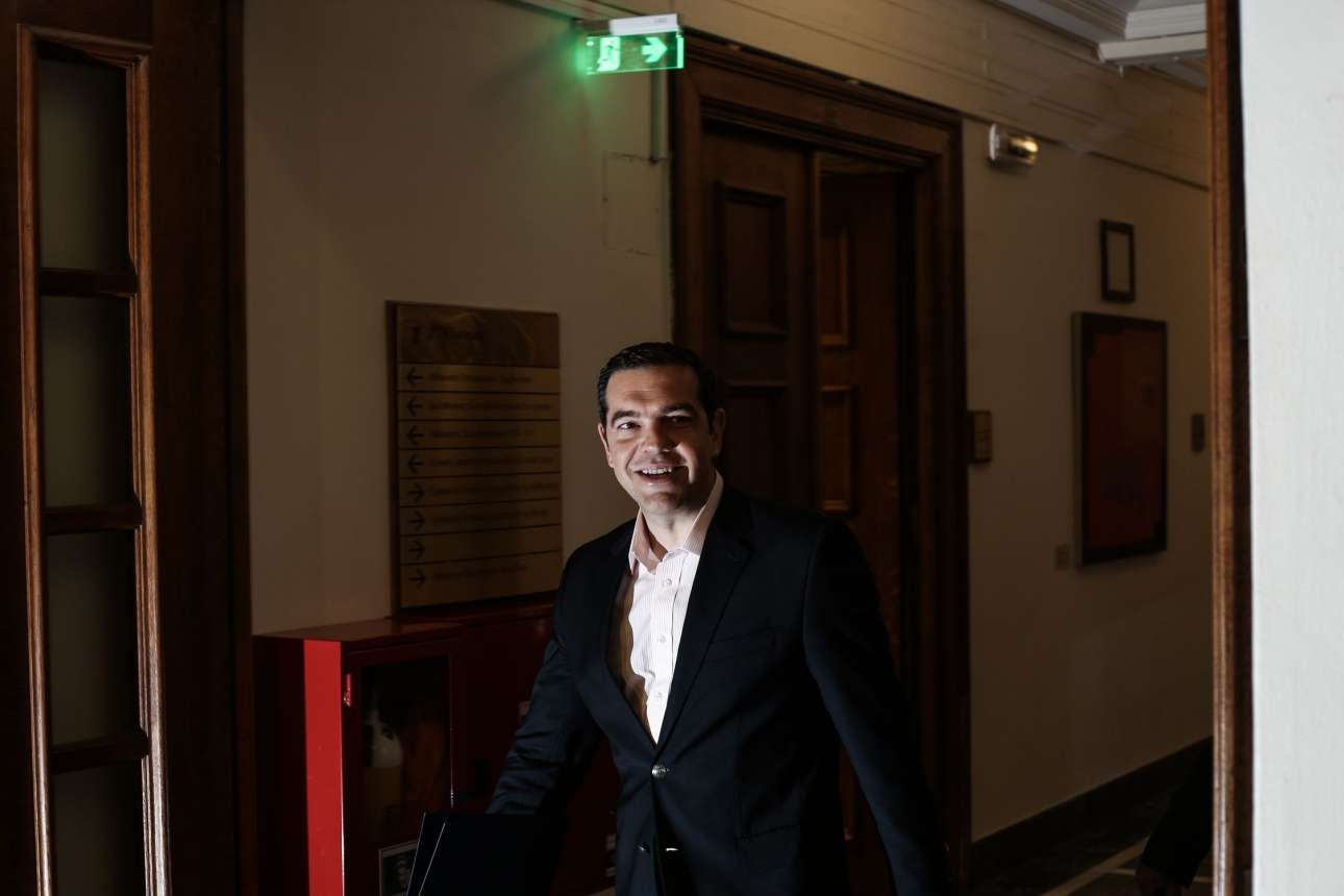 Τσίπρας: «Ισως αναγκαστώ να φορέσω γραβάτα»