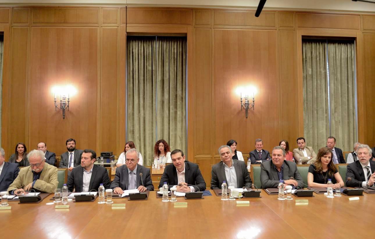 Ο Τσίπρας άρχισε το «μασάζ» από τους υπουργούς