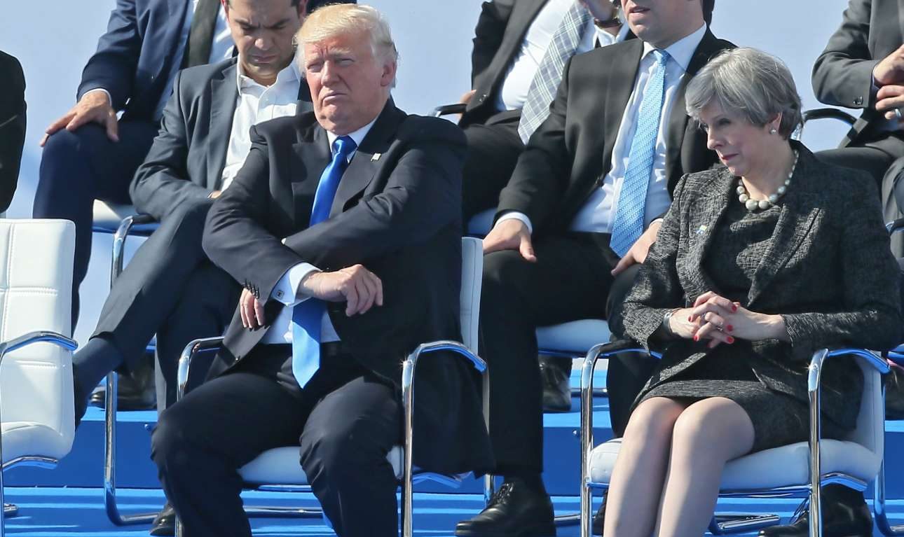 Χειραψίες, σπρωξίματα και… «κακοί Γερμανοί» – μια ημέρα του Τραμπ στο ΝΑΤΟ