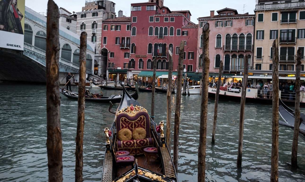 Η Βενετία κρατά… επίπεδο απαγορεύοντας το φαστ φουντ