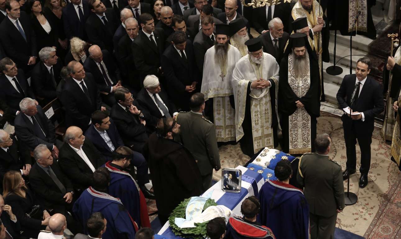 «Σε θυμάμαι να κονταίνεις ενώ ψήλωνα, ώστε η σκιά σου να μην με σκεπάζει»