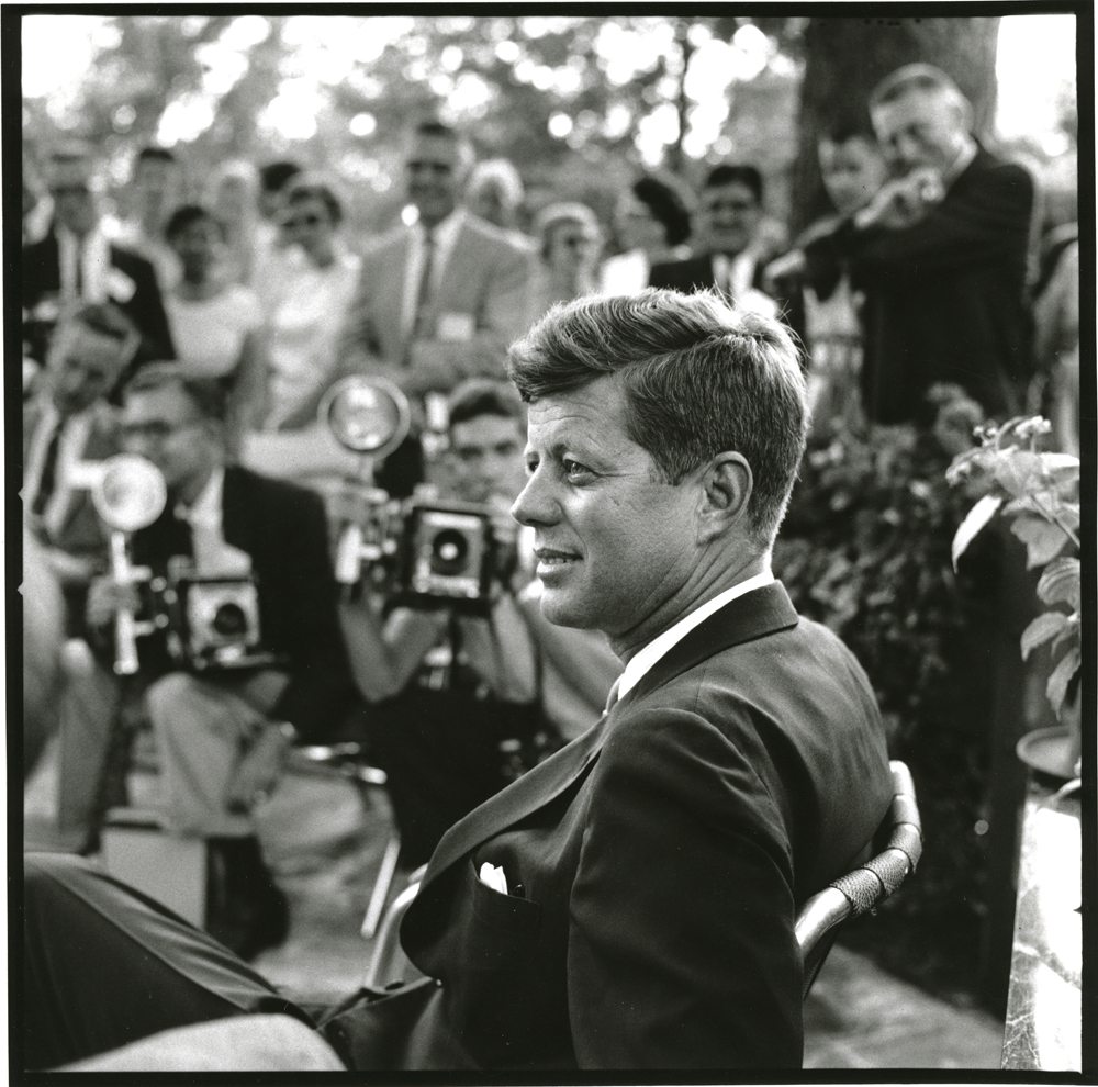 Ο Τζον Κένεντι γνωρίζεται με τον Τύπο, μετά την εκλογή του ως πρόεδρος των ΗΠΑ το 1960. Τα swinging '60s σηματοδότησαν μία νέα τάση στη φωτογραφία, φέρνοντας μια πιο χαλαρή, προσωπική και «ντοκιμαντερίστικη» προσέγγιση, όπως διακρίνεται και στην παραπάνω φωτογραφία