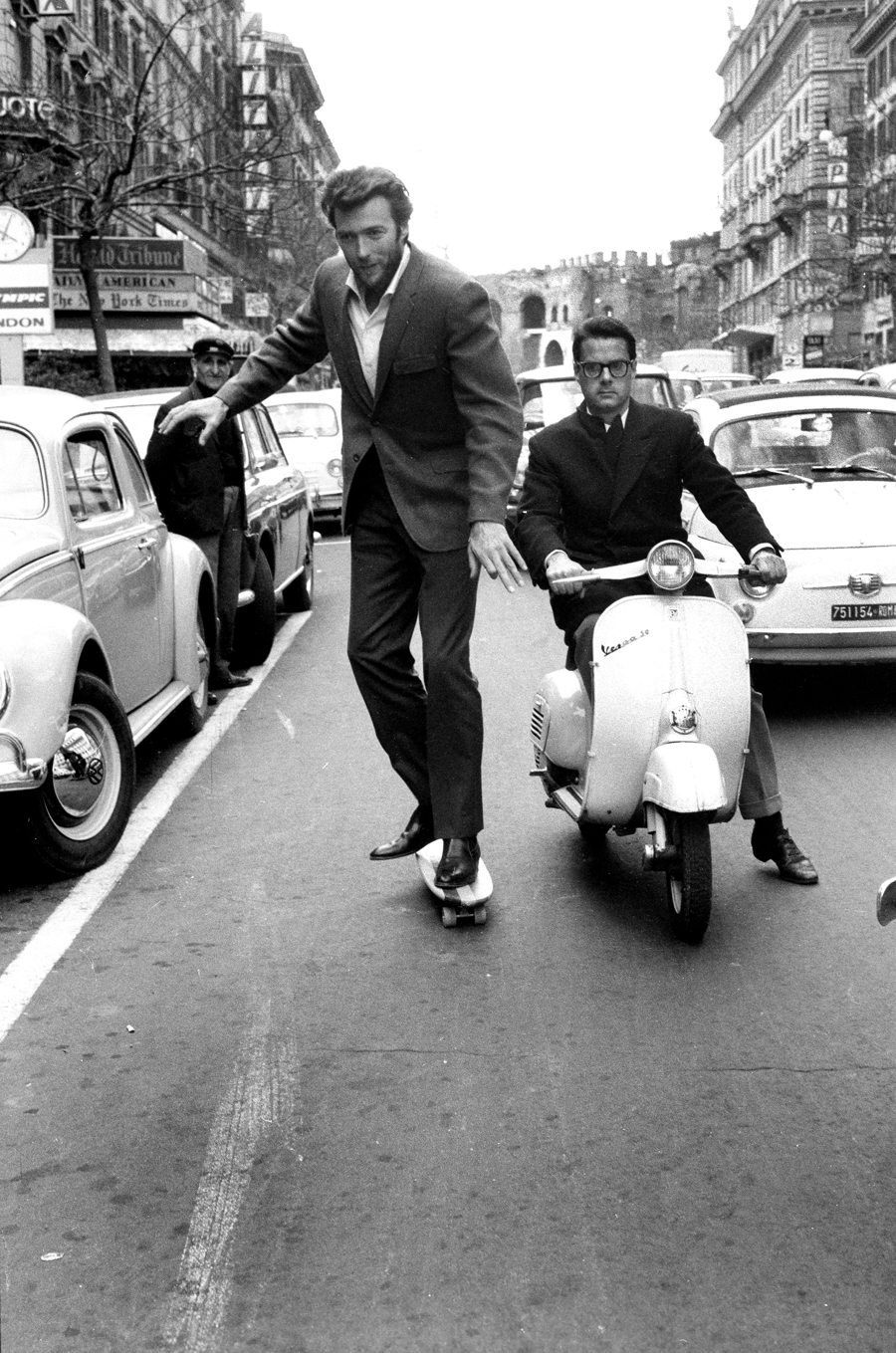 Μία ακόμα θρυλική φωτογραφία του πρακτορείου Camera Press, ο πάντα κουλ Κλιντ Ιστγουντ κάνει σκέιτ στη διάσημη Βία Βένετο στη Ρώμη, το 1965
