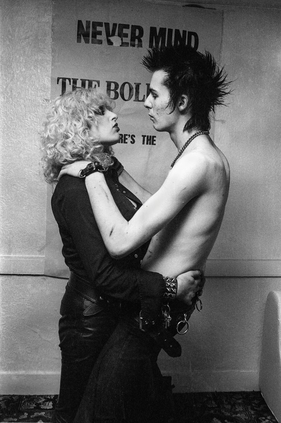 Το τραγικό ζευγάρι της πανκ, ο Σιντ Βίσιους, μπασίστας του συγκροτήματος Sex Pistols, μαζί με τη Νάνσι Σπάνγκεν στο σπίτι του στο Λονδίνο, τον Ιανουάριο του 1978. Λίγους μήνες αργότερα θα βρεθούν νεκροί και οι δύο