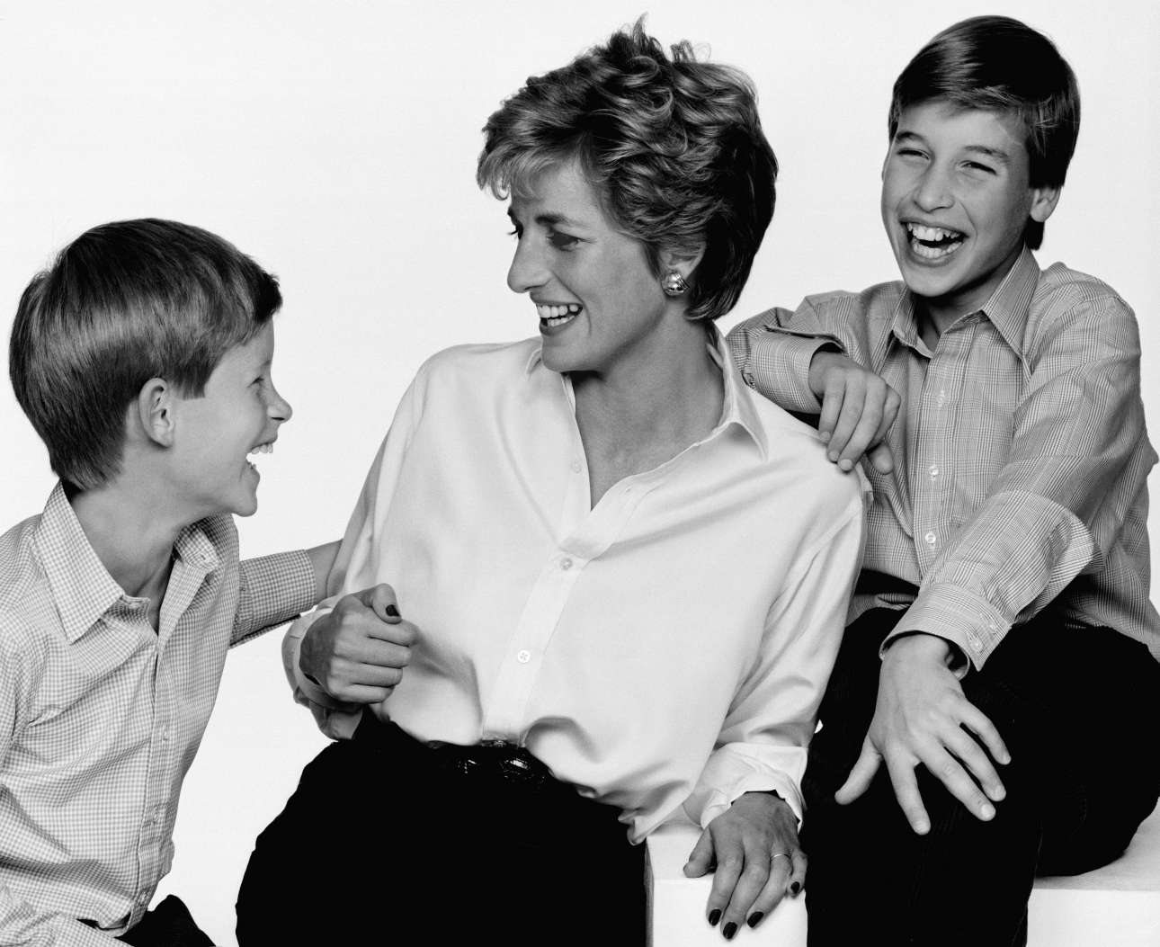 Ενα τρυφερό στιγμιότυπο ανάμεσα στην πριγκίπισα Νταϊάνα και τους δύο γιους της, τον πρίγκιπα Ουίλιαμ και τον πρίγκιπα Χάρι, το 1994