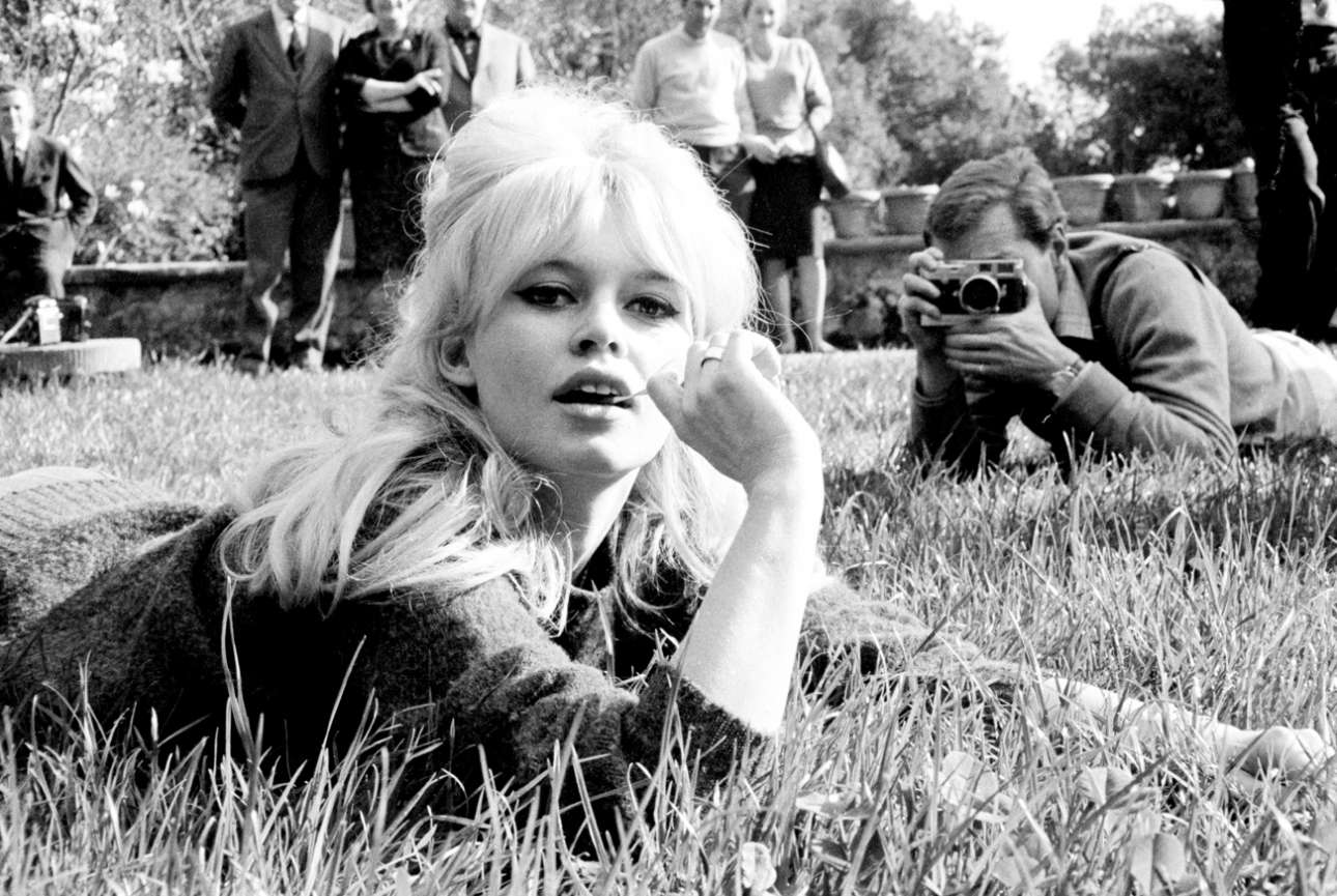 Η αισθησιακή Μπριζίτ Μπαρντό φλερτάρει με το φακό των φωτογράφων στην Φλωρεντία, το 1962