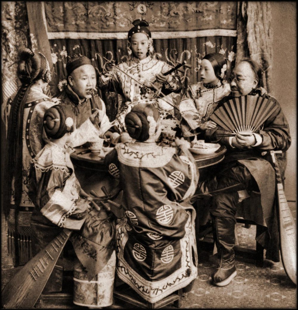 Πλούσιοι έμποροι τρώνε και απολαμβάνουν την παρέα κοριτσιών, τα οποία πληρώνουν για να τραγουδήσουν, στο Πεκίνο το 1901. Μετά την εδραίωση του ΚΚ στην εξουσία άνδρες στης αστικής τάξης αποτελούσαν στόχο για το νέο καθεστώς