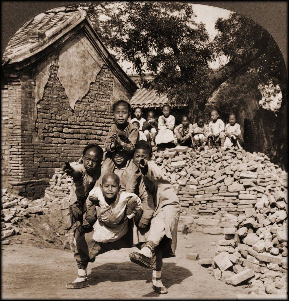 Μαθητές σχηματίζουν έναν δράκο με τα σώματα τους. Η εκπαίδευση στην Κίνα άλλαξε εντελώς μετά την Πολιτιστική Επανάσταση: τα μαθήματα ποίησης αντικαταστάθηκαν με αναγνώσεις του «Μικρού Κόκκινου Βιβλίου» του Μάο Τσε Τουνγκ