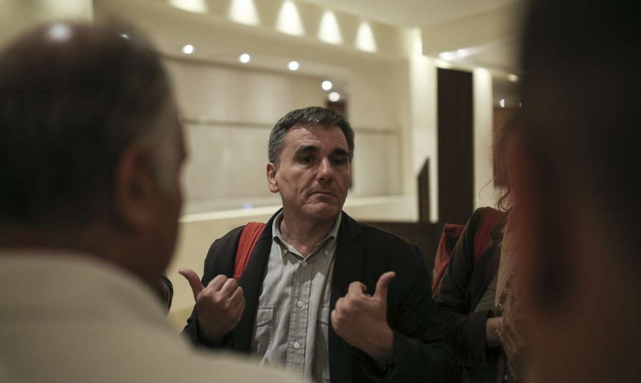 Πόσο κοστίζει ο… «άσπρος καπνός» του Τσακαλώτου