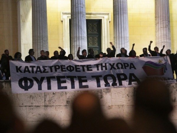 Οι βουλευτές του ΣΥΡΙΖΑ έξω από τη Βουλή, με πανό. Ηταν 7 Νοεμβρίου 2012